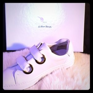 Duo scratch strapped sneakers